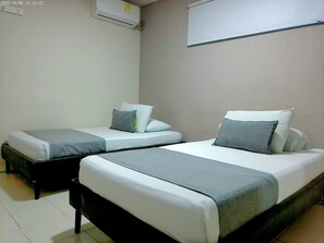 Business Quadruple Room | Free WiFi - Casa Boston Inn (Barranquilla)