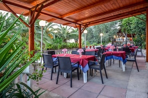 Café da manhã, almoço e jantar; culinária local
