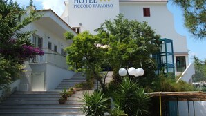 A hotel entrance with a sign reading "HOTEL PICCOLO PARADISO". - Hotel Piccolo Paradiso (Peschici)