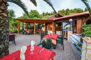 Breakfast, lunch, dinner served; local cuisine - Hotel Piccolo Paradiso (Peschici)