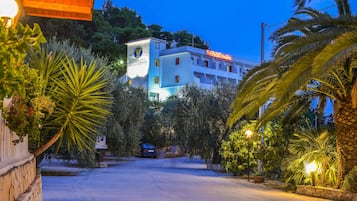 Bagian depan properti - sore/malam