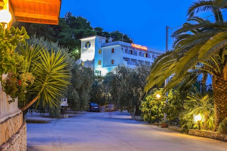 Fachada de la propiedad por la tarde o noche