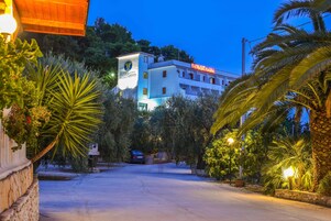 Fassade der Unterkunft – Abend/Nacht