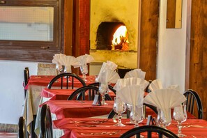 Breakfast, lunch, dinner served; local cuisine - Hotel Piccolo Paradiso (Peschici)