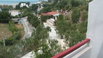 Zona residencial costera con casas, una calle y vista al mar.