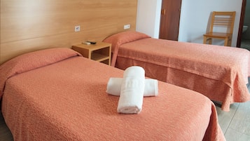 Habitación con 2 camas individuales, terraza | Minibar, caja fuerte, cunas gratuitas y wifi gratis