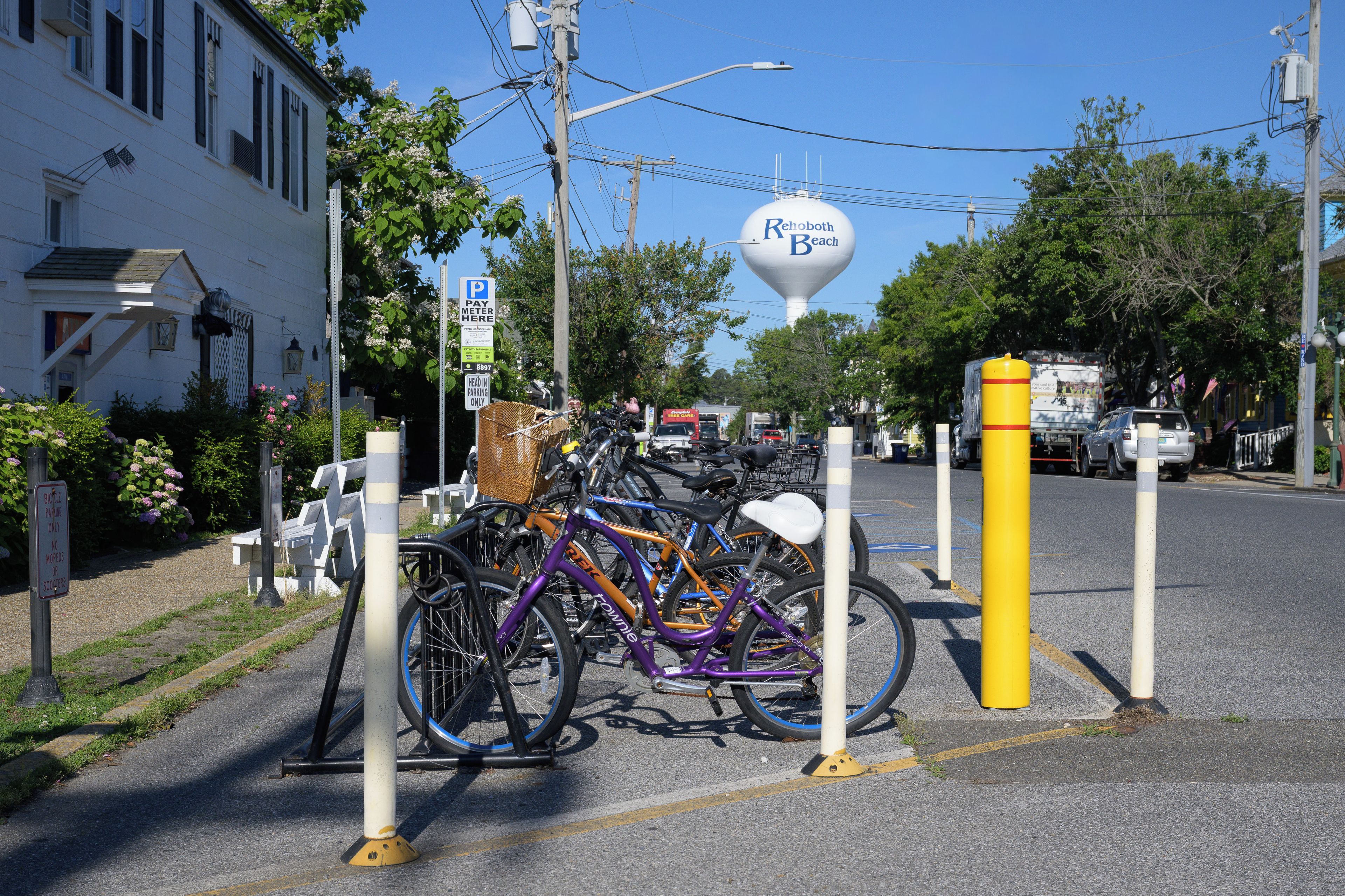 Zona de estacionamiento para bicicletas con un cartel que indica el pago.