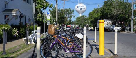 Un espace de stationnement pour vélos avec un panneau indiquant que le stationnement est payant.