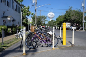 Un espace de stationnement pour vélos avec un panneau indiquant que le stationnement est payant.