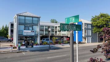 A motel with a modern design, located at the intersection of F. RHOBOTH AVE and REHOBOTH AVE.