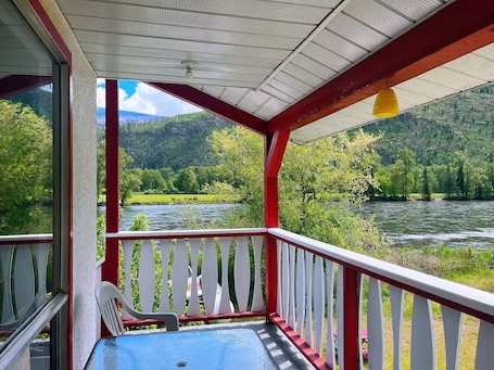 Terrace/patio. Rivermount Motel Campground and RV Park