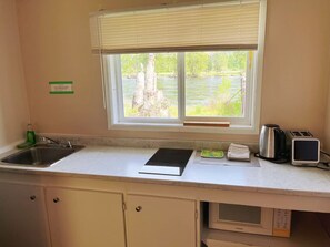 迷你冰箱、微波炉、茶具/咖啡用具、电热水壶