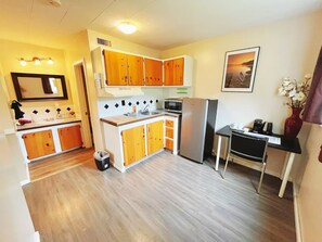 Apartment 5, 1 Queen Bed, River View  | Hochwertige Bettwaren, Schreibtisch, kostenloses WLAN, Bettwäsche