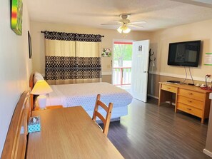 经典双人房, 1 张大床, 花园景观 | 高档床上用品、办公桌、免费 WiFi、床单