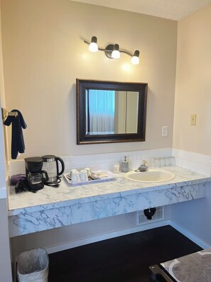 Premium bedding, desk, free WiFi, bed sheets - Rivermount Motel Campground and RV Park (Little Fort)
