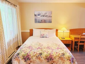 Classic-Doppelzimmer, 1 Queen-Bett, Gartenblick | Hochwertige Bettwaren, Schreibtisch, kostenloses WLAN, Bettwäsche