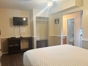 Premium bedding, desk, free WiFi, bed sheets - Rivermount Motel Campground and RV Park (Little Fort)