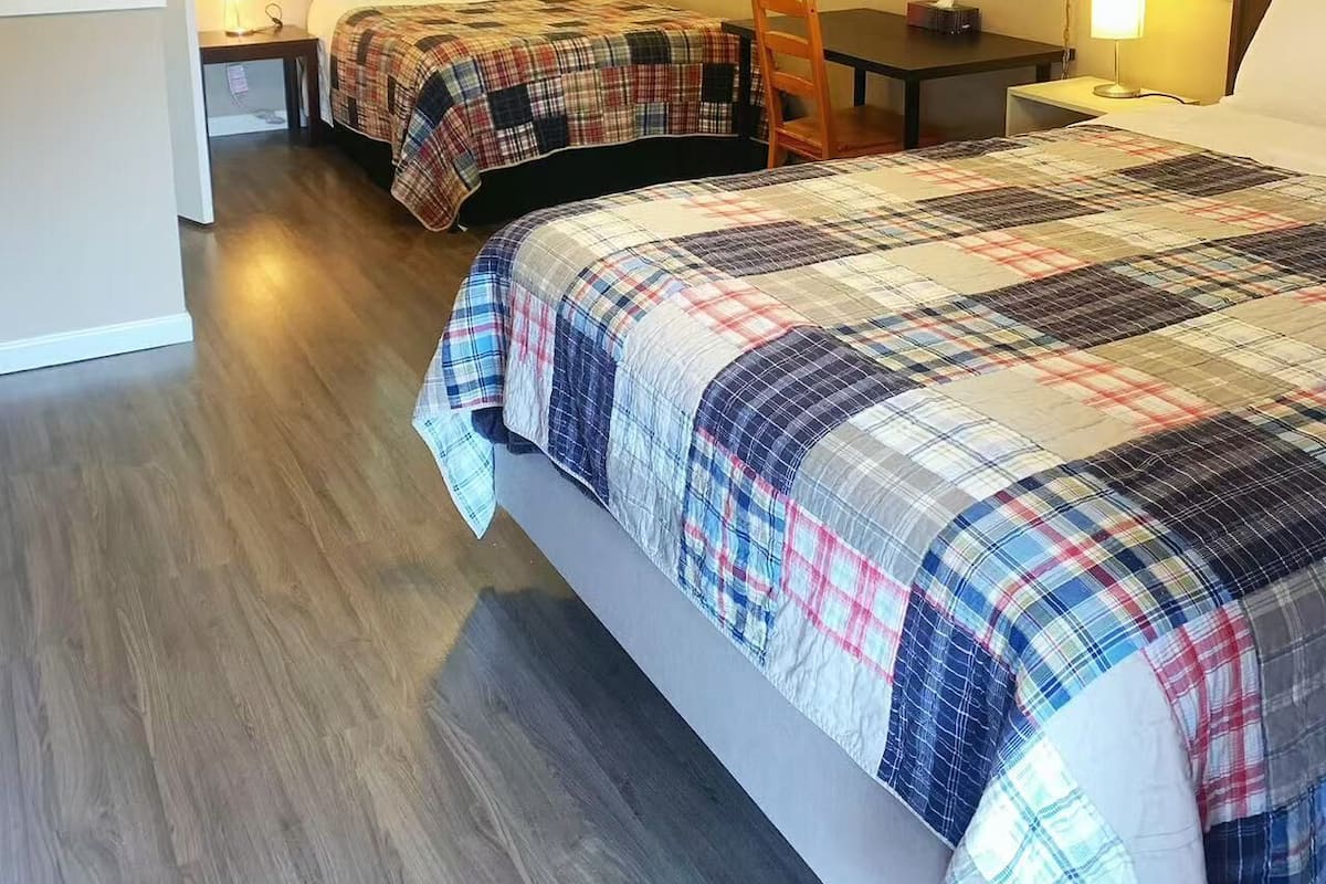 Ropa de cama de alta calidad, escritorio, wifi gratis y ropa de cama