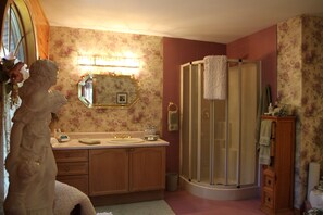 Superior Room, 1 Queen Bed, Jetted Tub (Spa Suite) | Bathroom | Free toiletries, towels - Jewel on the Hill Bed & Breakfast (Limerick)