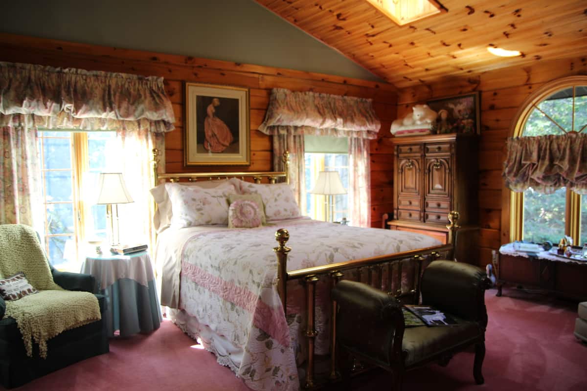 Superior Room, 1 Queen Bed, Jetted Tub (Spa Suite) | 1 bedroom, premium bedding, free WiFi, bed sheets