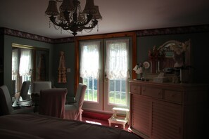 Standard Room, 1 Queen Bed, Shared Bathroom (Porcelaine Treasure) | Living area - Jewel on the Hill Bed & Breakfast (Limerick)