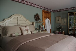 Standard Room, 1 Queen Bed, Shared Bathroom (Porcelaine Treasure) | 1 bedroom, premium bedding, free WiFi, bed sheets - Jewel on the Hill Bed & Breakfast (Limerick)