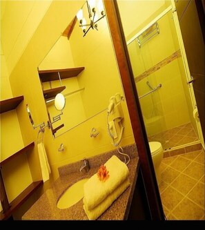 Suite presidencial | Baño | Artículos de higiene personal gratuitos y toallas