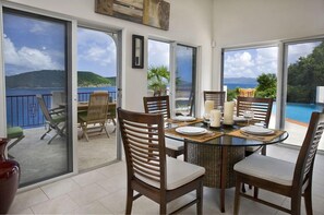 Luxury-Villa, 6 Schlafzimmer | Essbereich im Zimmer