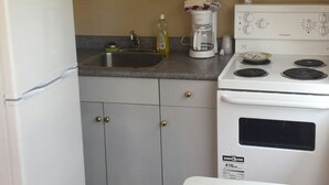 Coffee/tea maker, full-size fridge, microwave, stovetop - Rainbow Inn Motel (Terrace)