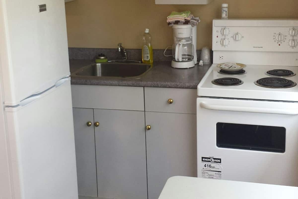 Coffee/tea maker, full-size fridge, microwave, stovetop