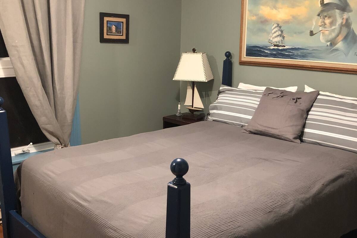 traditional room (d'anjou) | premium bedding, iron/ironing board, free wifi