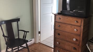 Premium bedding, iron/ironing board, free WiFi