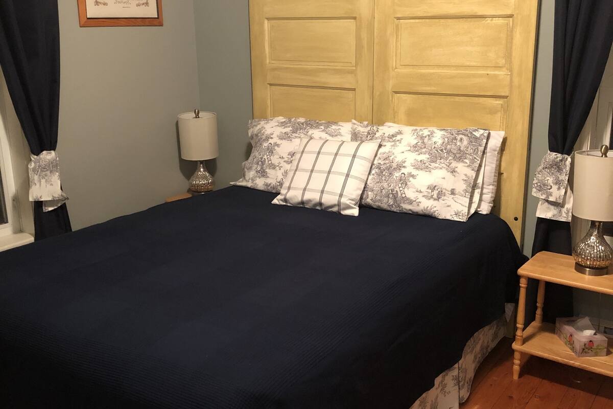 premium room (landry) | premium bedding, iron/ironing board, free wifi