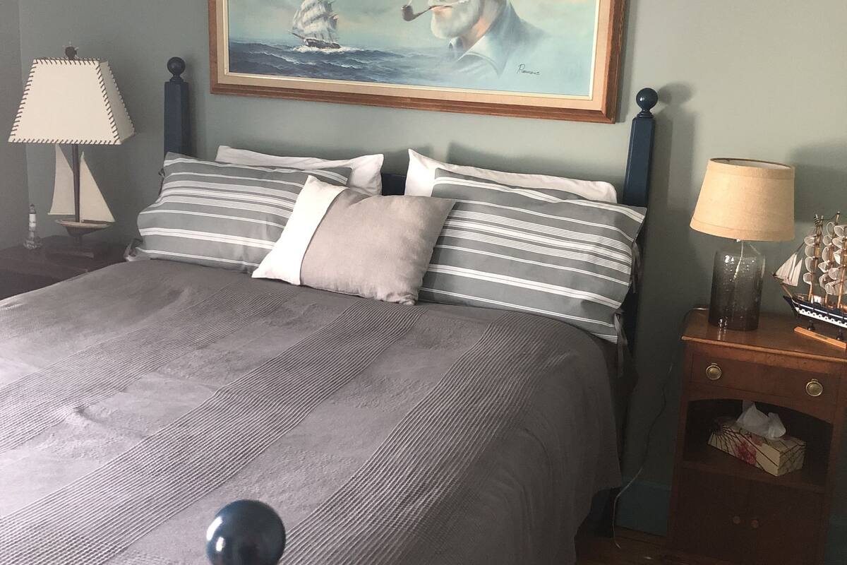 traditional room (d'anjou) | premium bedding, iron/ironing board, free wifi