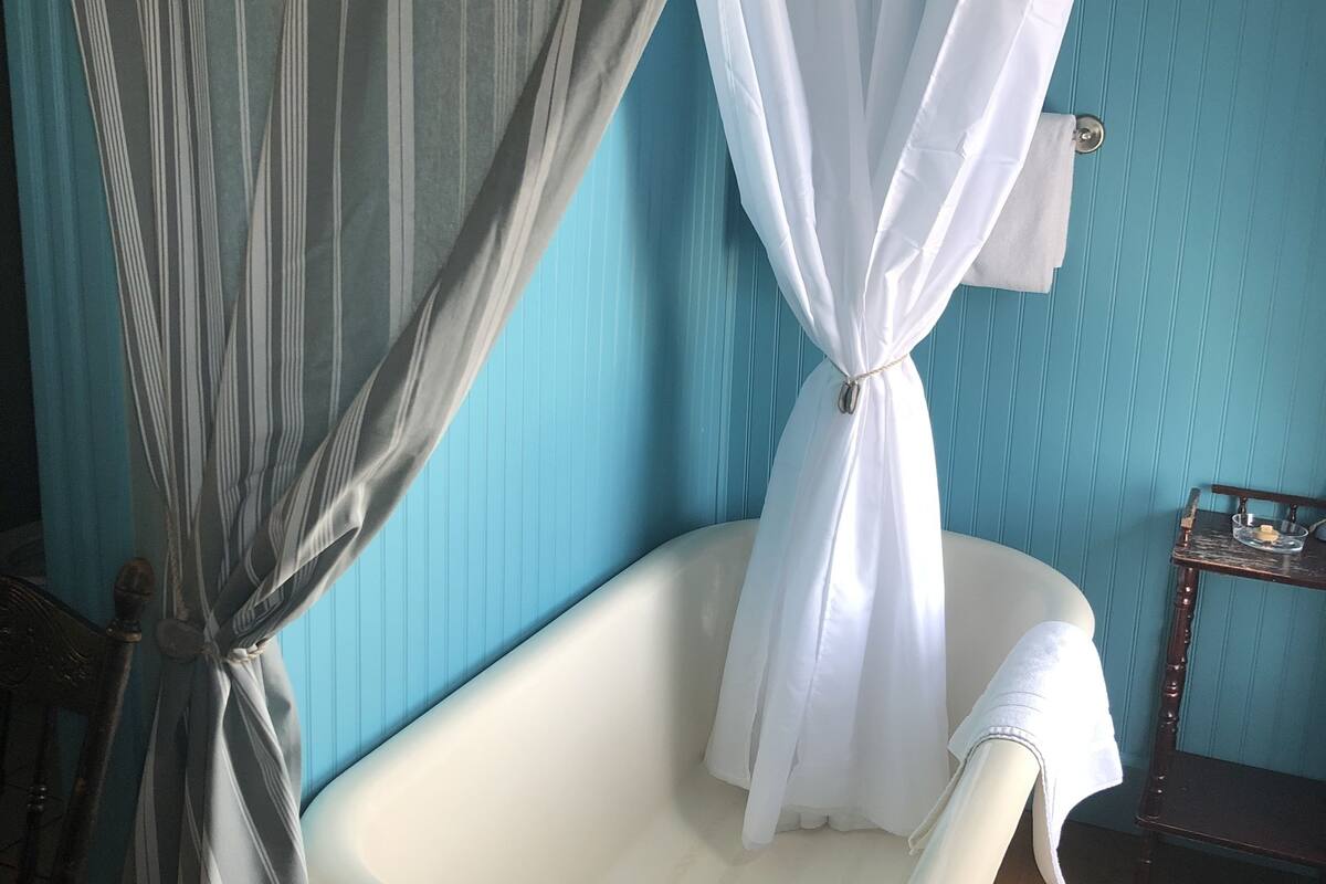 traditional room (d'anjou) | premium bedding, iron/ironing board, free wifi
