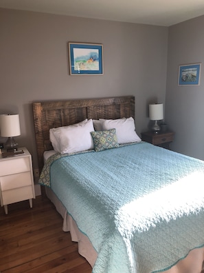 Habitación estándar (Laplante) | Ropa de cama de alta calidad y tabla de planchar con plancha 