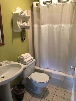 Family Room (Frenette) | Bathroom | Combined shower/bathtub, free toiletries, hair dryer, towels - Auberge d'Anjou-Sūrya Café (Petit-Rocher)