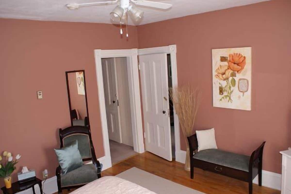 Comfort Room, 1 King Bed | Premium bedding, desk