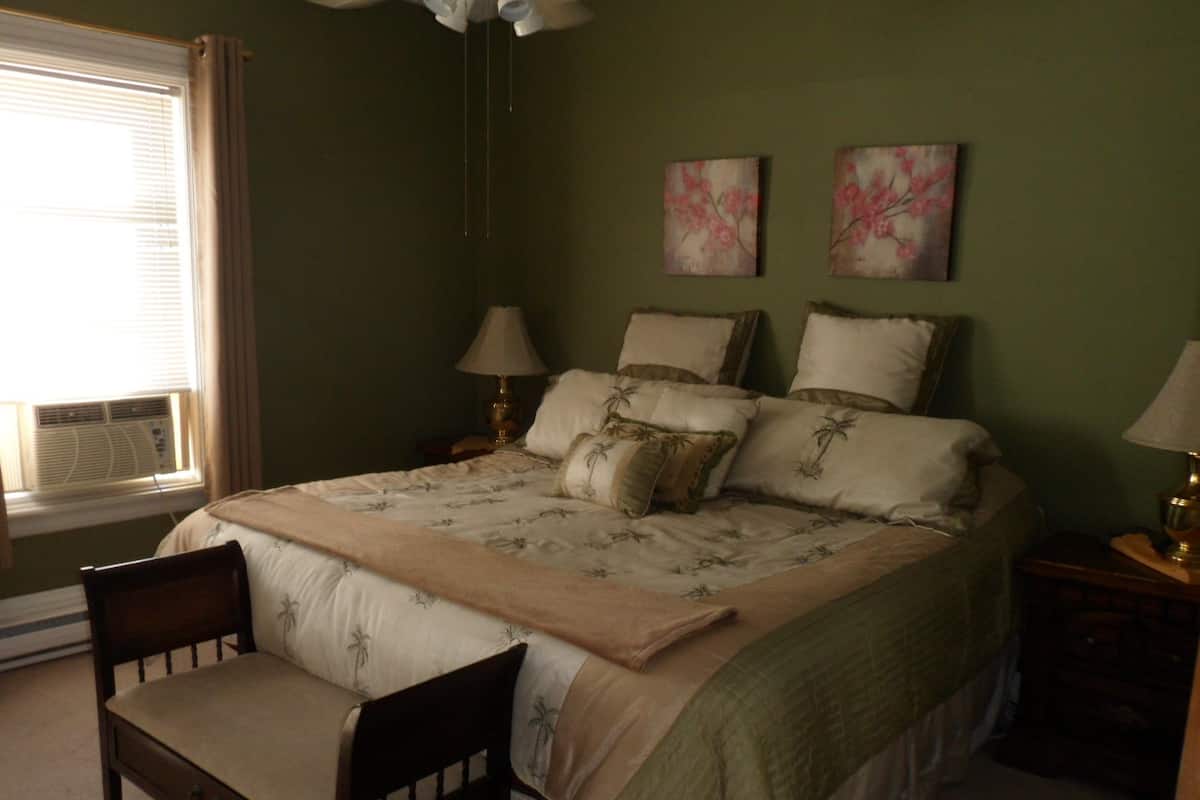 Deluxe Suite, 1 King Bed, Ensuite | Premium bedding, desk
