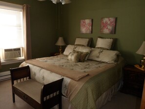 Deluxe suite, 1 kingsize bed, en-suite badkamer | Luxe beddengoed, een bureau