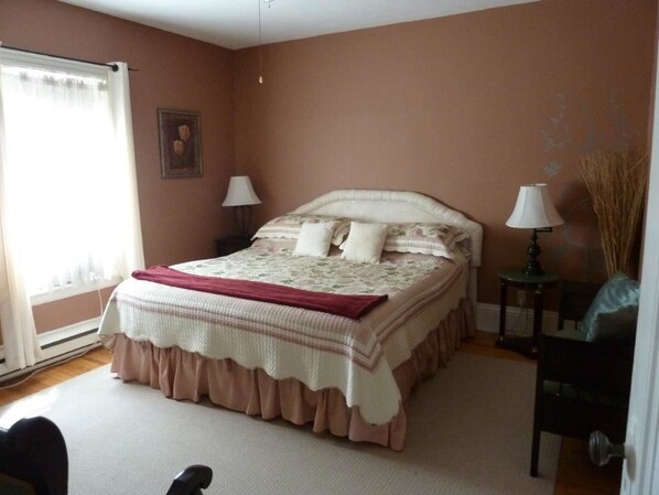 Habitación Confort, 1 cama King size | Ropa de cama de alta calidad y escritorio 