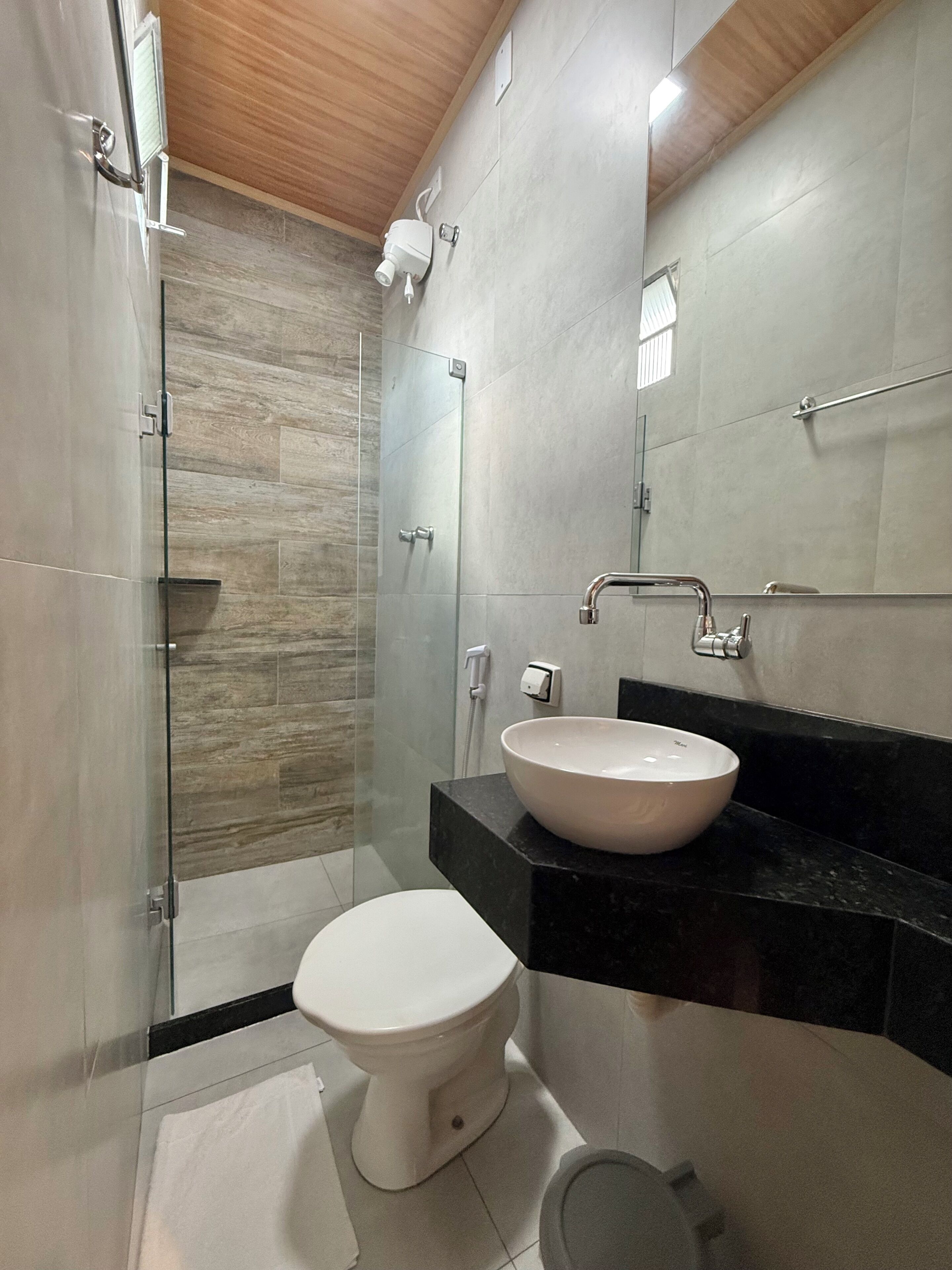 Quarto triplo | Banheiro | Chuveiro, toalhas de banho