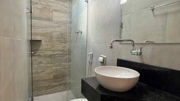 Quarto triplo | Banheiro | Chuveiro, toalhas de banho