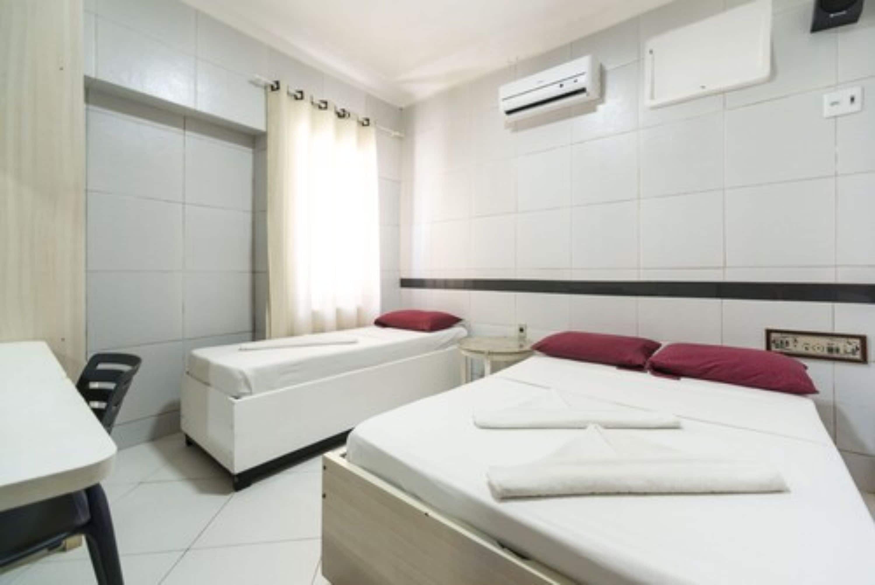 Triple Room | Minibar, desk, free WiFi, bed sheets