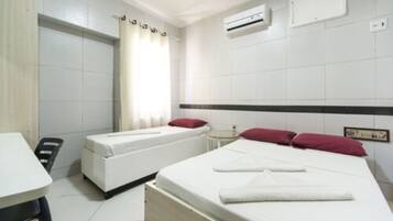 Minibar, escritorio, wifi gratis y ropa de cama