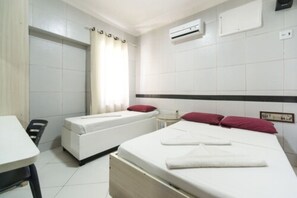 Triple Room | Minibar, desk, free WiFi, bed sheets
