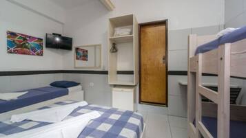 Quarto quádruplo | Frigobar, escrivaninha, Wi-Fi de cortesia, roupa de cama