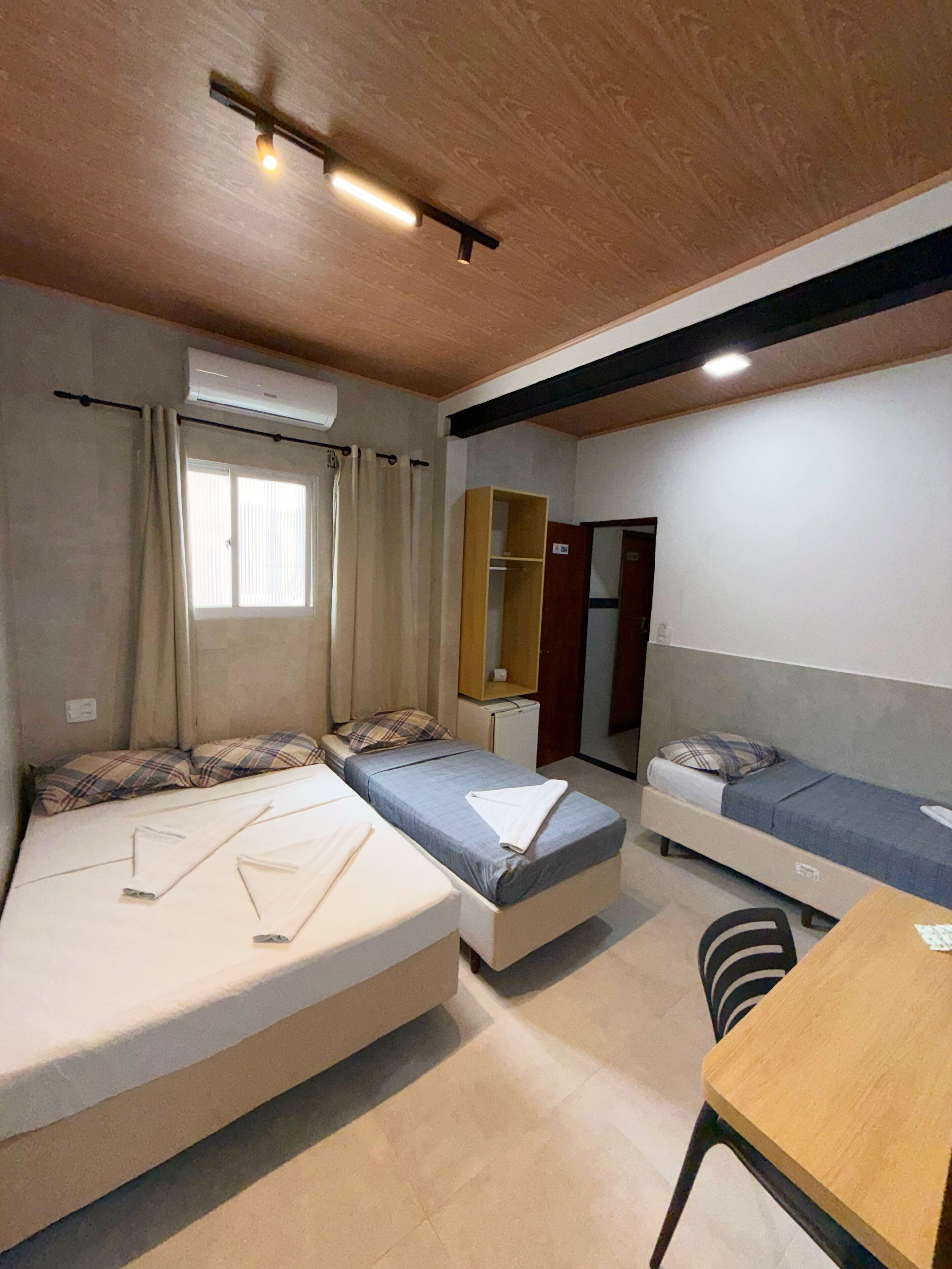Habitación cuádruple | Minibar, escritorio, wifi gratis y ropa de cama