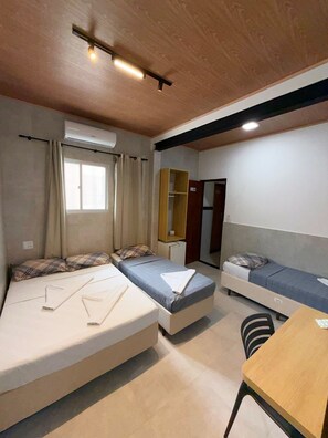 Minibar, escritorio, wifi gratis y ropa de cama