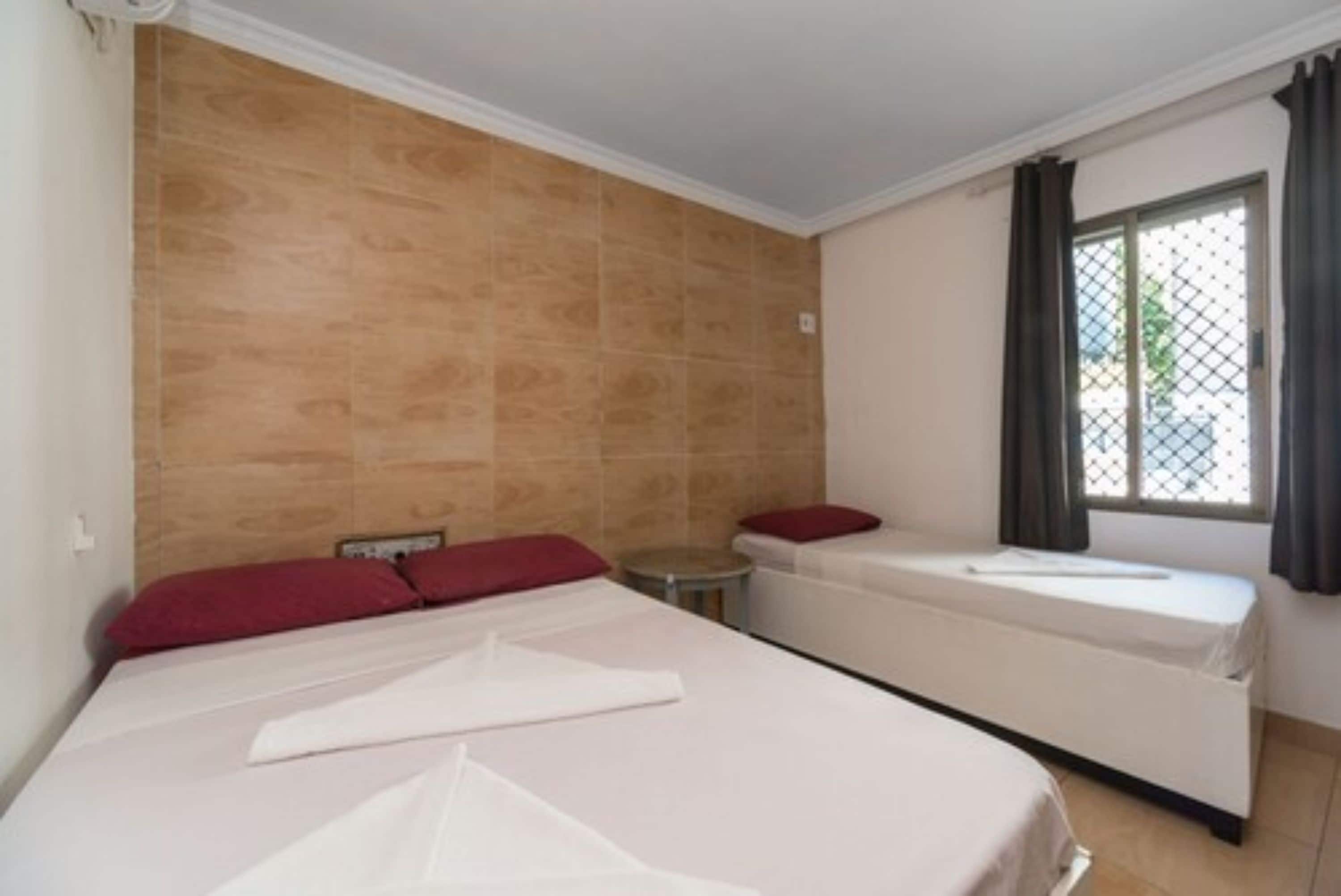 Habitación triple | Minibar, escritorio, wifi gratis y ropa de cama 